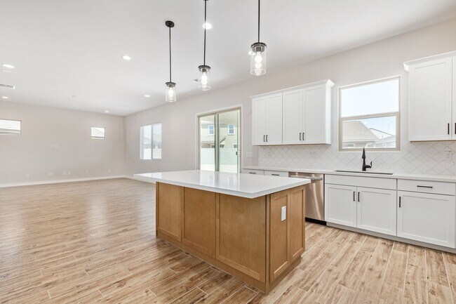 Building Photo - 4 Bedroom - Ready for you to Call It Home!!