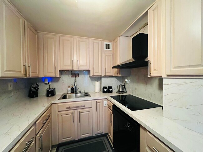 Building Photo - 2800 N Flagler Dr