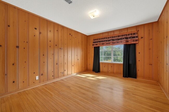 Building Photo - 10005 Hazelhurst Dr
