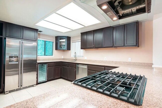 Building Photo - Beautiful custom home on 2.5 private acres!