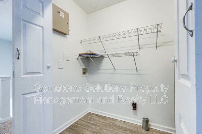 Building Photo - 1303 Vermont Ct