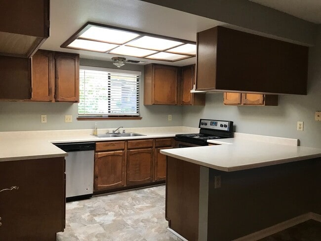 Building Photo - Nice well cared for home in desirable Edge...