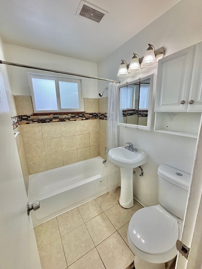 Building Photo - Available Now! Sunlit, Bright & Inviting University District Bungalow featuring Garage Parking an...