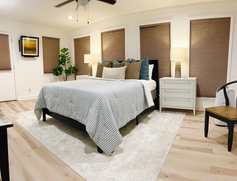 Building Photo - 102 Church St