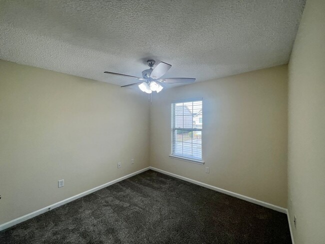 Building Photo - Like New town home centrally located to Ft. Stewart, HAAF,and Savannah