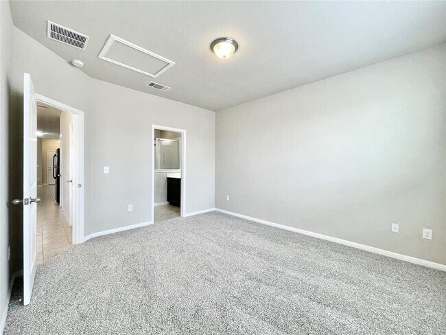 Building Photo - 415 Crater Lake Dr