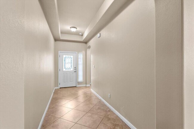 Building Photo - 2041 Livonia Dr