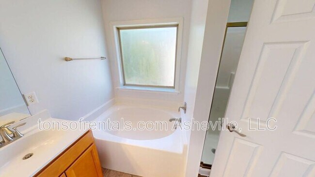 Building Photo - 33 Mallard Run Dr