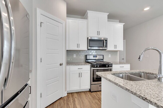 Building Photo - Two-story 3BR/2.5BA townhome in Foxcroft T...