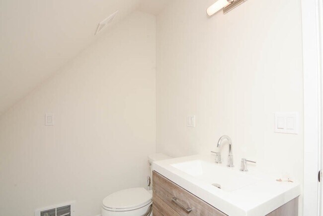 Building Photo - 1111 W Roscoe St