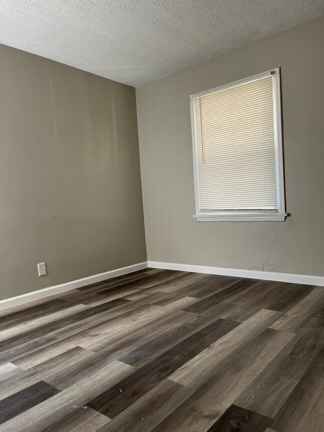 Building Photo - 1370 E 22nd Ave