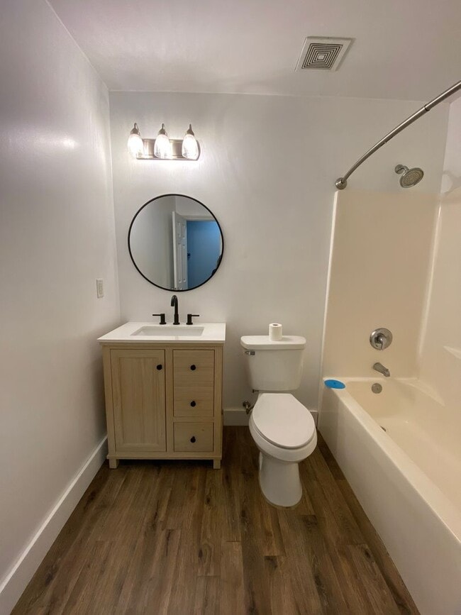Building Photo - 3 bedroom, 2 bathroom Home in Hampstead