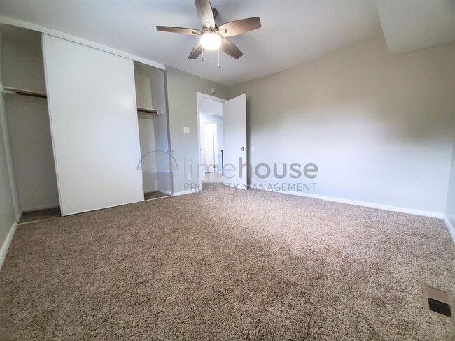 Building Photo - 1553 Beachview Dr