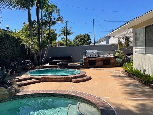 Building Photo - Spacious East Ventura 4 Bedroom 2 Bath Pool Home