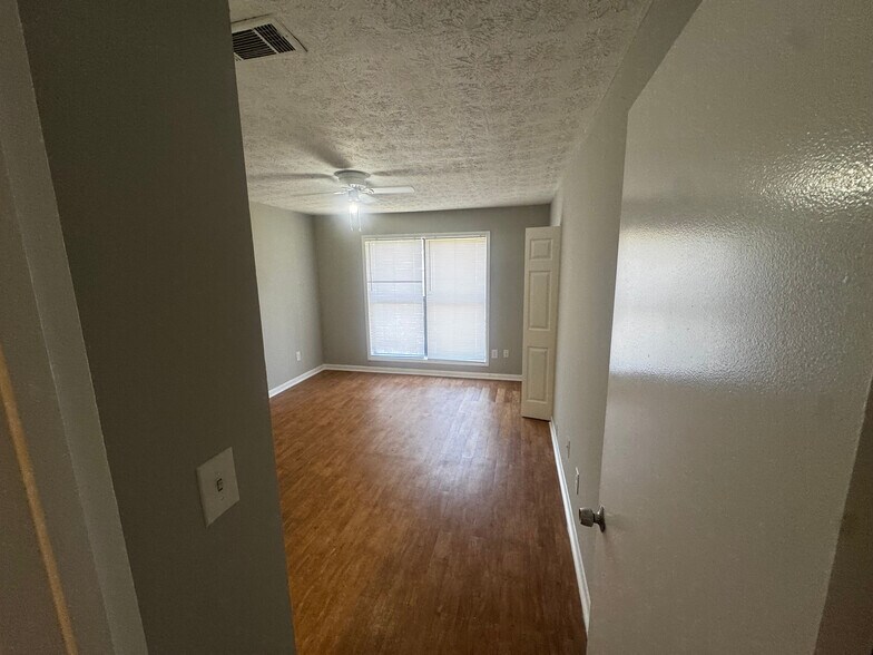 Building Photo - Room in Townhome on Governors Dr