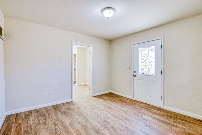 Building Photo - Great Location