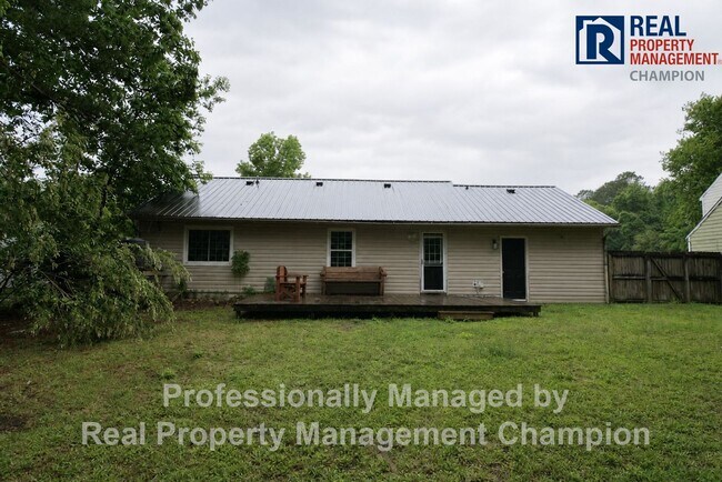 Building Photo - 3 BD/2 BA Home w/Attached Garage, Large Fenced Yard and Easy Access to Camp Lejeune