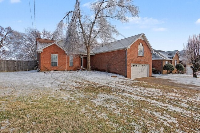 Building Photo - Three Bedroom Brick Home in Hendersonville!