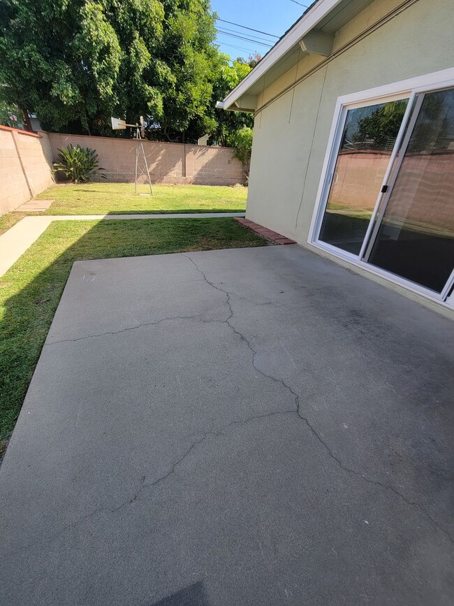 Building Photo - Suburban oasis