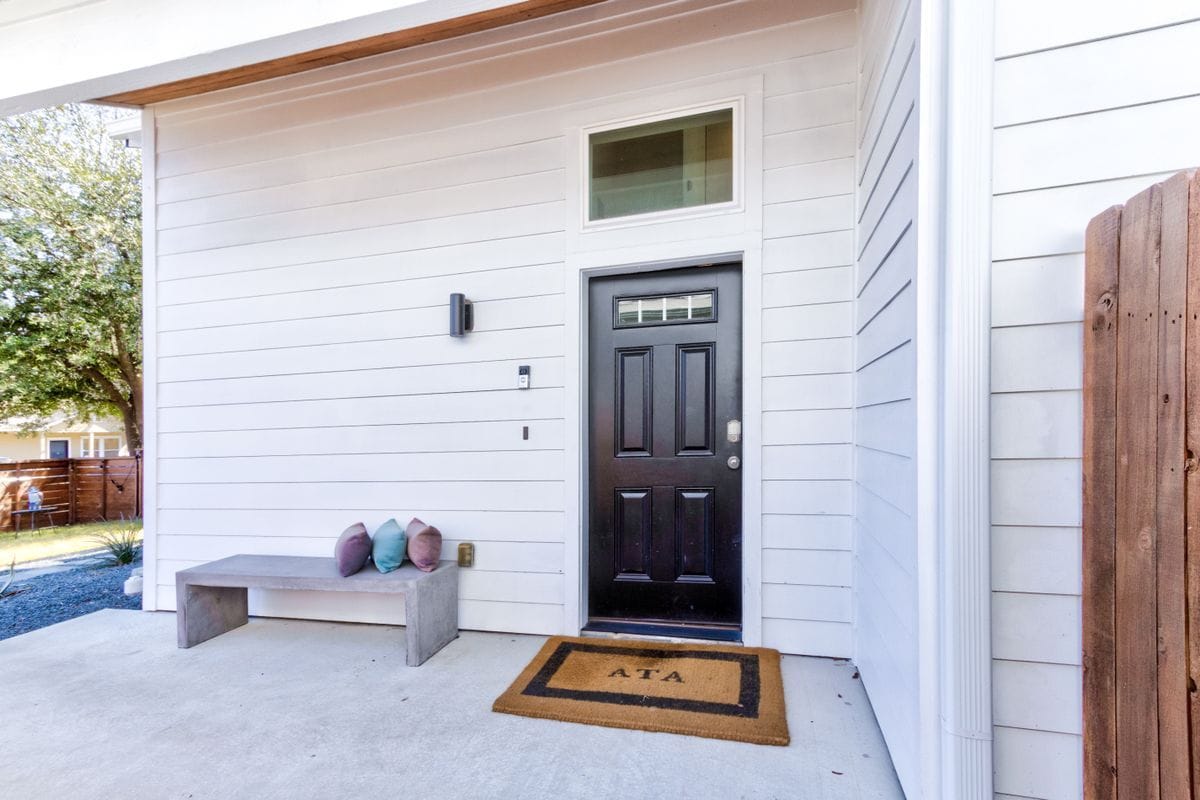 Building Photo - 2715 Zaragosa St