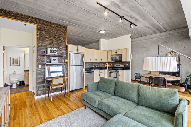 Building Photo - 630 N Franklin St