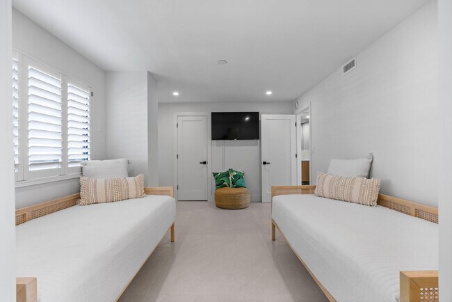 Building Photo - 10410 S Ocean Dr
