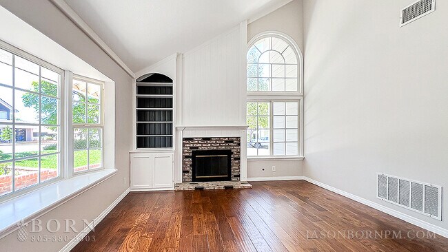 Building Photo - 1006 N Currier Ave