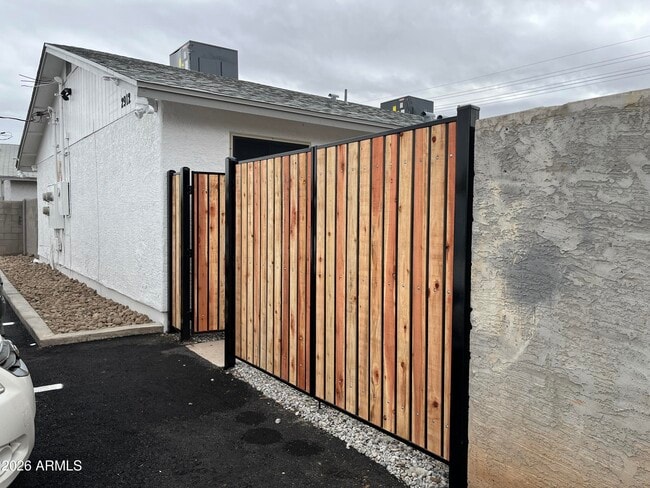 Building Photo - 2912 E Roeser Rd