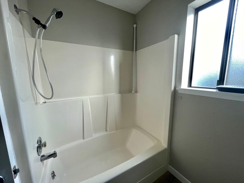 Building Photo - 2742 Sylvan Dr W