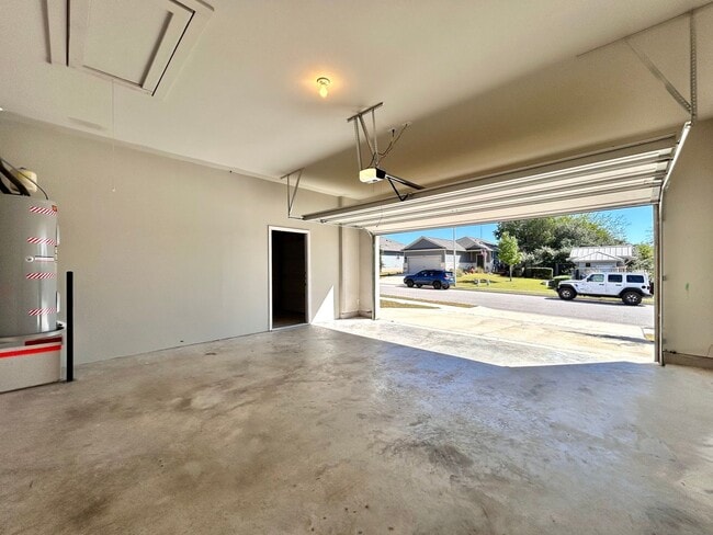 Building Photo - Spacious 3-Bed, 2-Bath Home with 2-Car Gar...