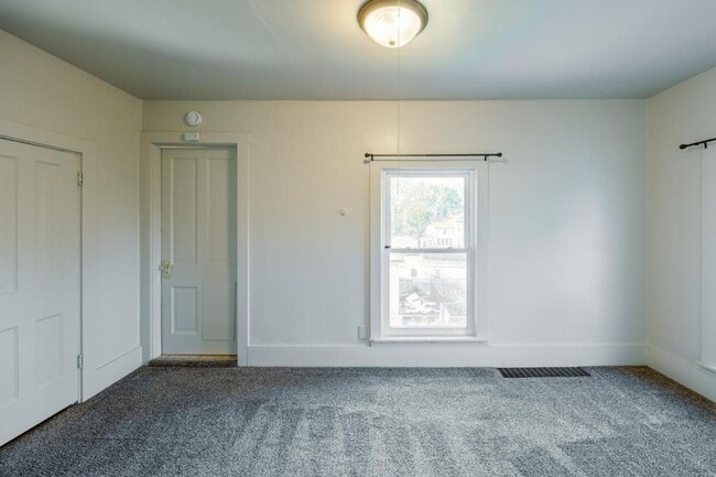 Building Photo - 313 Cherry St