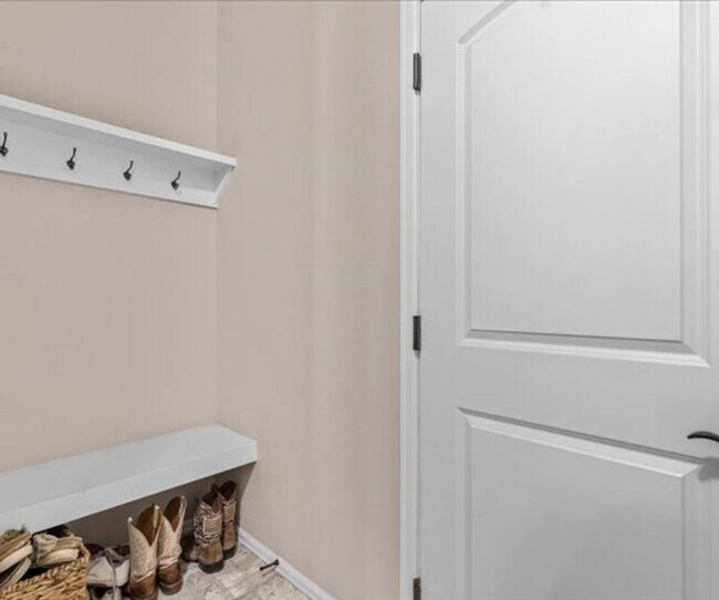 Building Photo - Modern 4-Bedroom Home in Desirable Promontory Neighborhood - Pet Friendly