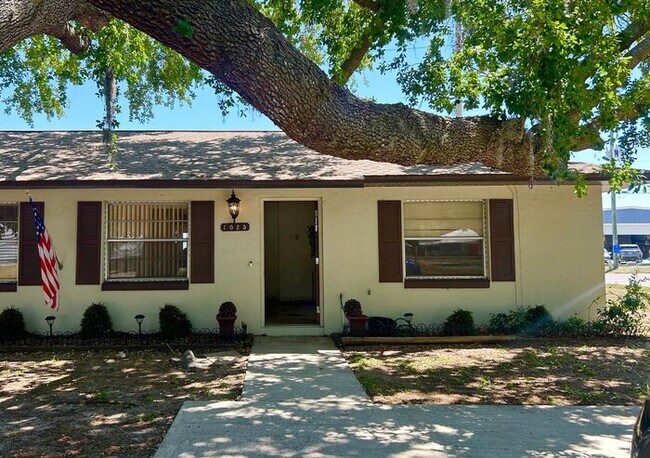 Primary Photo - Beautifully Renovated 2-Bedroom Duplex nea...
