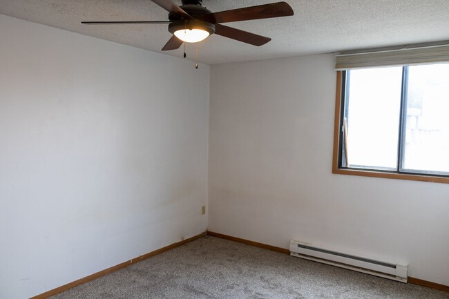 Building Photo - $925 | 2 Bedroom, 1 Bathroom Apartment | N...