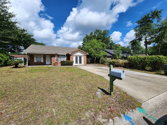 Building Photo - 1102 Tomahawk Trail