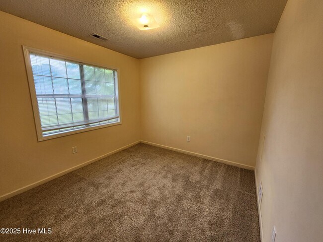 Building Photo - 405 Alec Ct