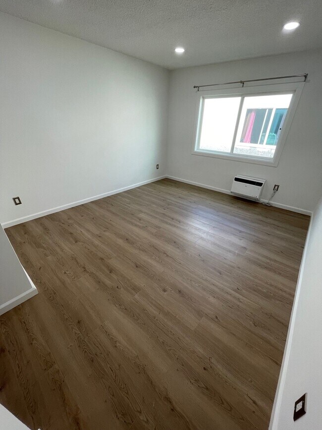 Ample Bedroom upstairs - 11025 Kittridge St