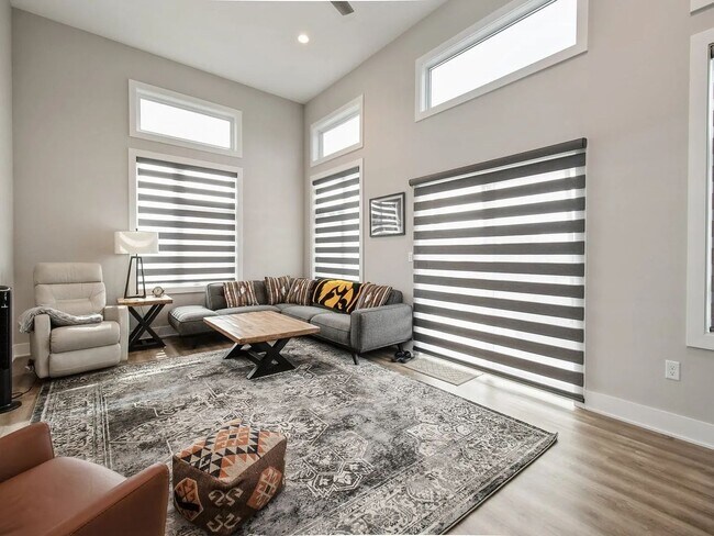 Building Photo - Luxurious 3-Bedroom, 2-Bathroom Townhouse – Des Moines