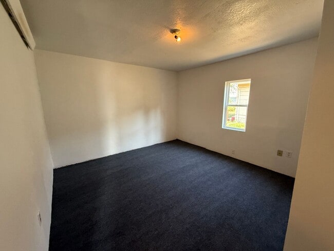 Building Photo - Two bedroom, One bathroom house located in...