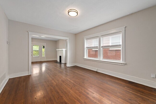 Interior Photo - 4341-47 HARRISON