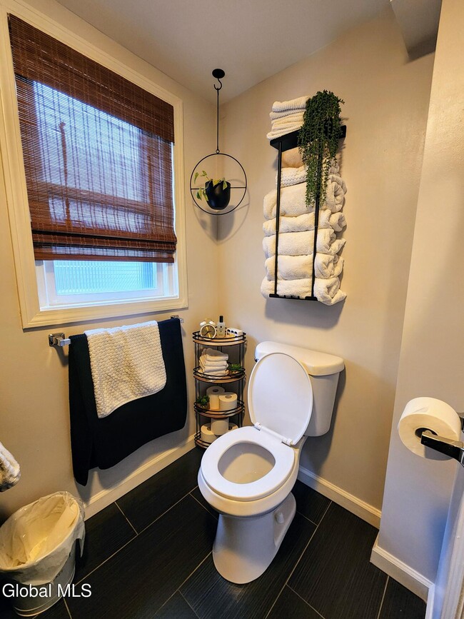 Building Photo - 11 Ingersoll Ave