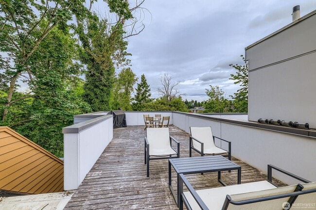 Building Photo - Spacious end-unit 3 bed townhome near Seat...