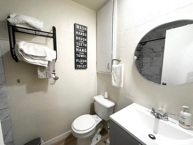 Building Photo - 2 bed 1 bath on Emerald Forest