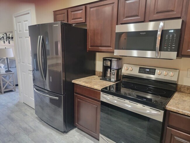 Building Photo - 3-Bedroom / 2-Bathroom Home with Attached ...