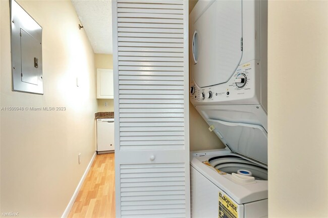 Building Photo - 3 br, 2 bath House - 5900 Collins Ave Apt 408