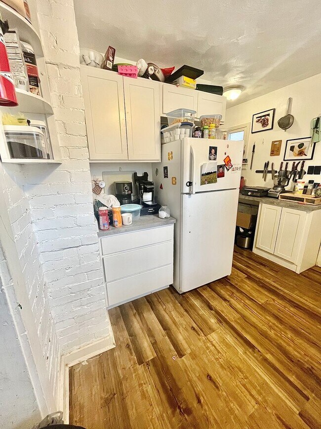 Building Photo - 255-257 N Spring St