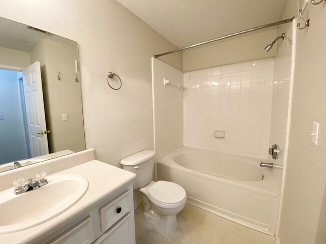 Building Photo - First Floor Living! One Bedroom Apartment in The Reserve at Woodbridge