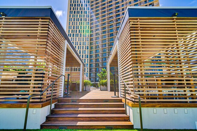 Building Photo - Larger Studio Unit with Lanai in Aalii