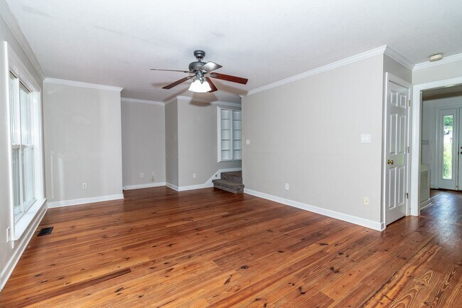 Building Photo - Beautiful 3 bedroom, in-law plan, Family Home in Martinez!  Walk to school!