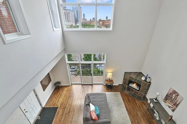 Building Photo - 816 W Hubbard St